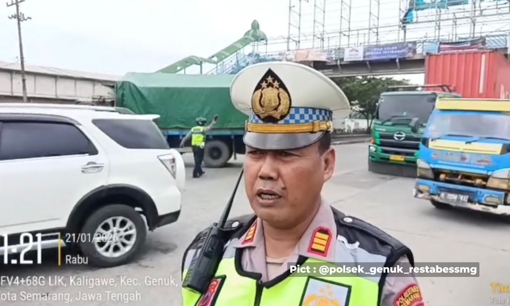 arus-lalu-lintas-tersendat-imbas-peninggian-jalan-pantura-kaligawe-polsek-genuk-terapkan-contra-flow