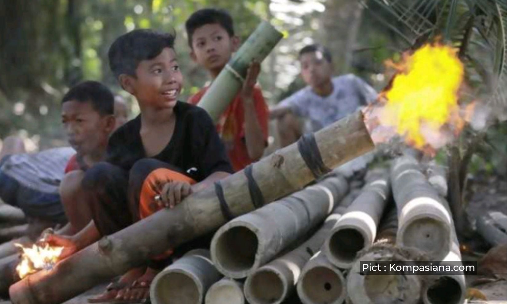 masih-ingatkah-lur-perang-meriam-bambu-pas-ngabuburit-long-bumbung-suara-menggelegar-yang-kini-mulai-sirna-ditelan-zaman