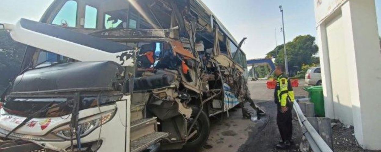 dua-orang-tewas-dalam-kecelakaan-bus-pahala-kencana-yang-tabrak-truk-di-tol-semarang