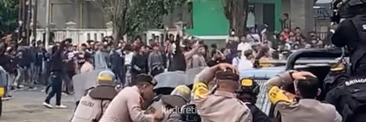 polisi-bentrok-dengan-supporter-di-depan-stadion-jatidiri