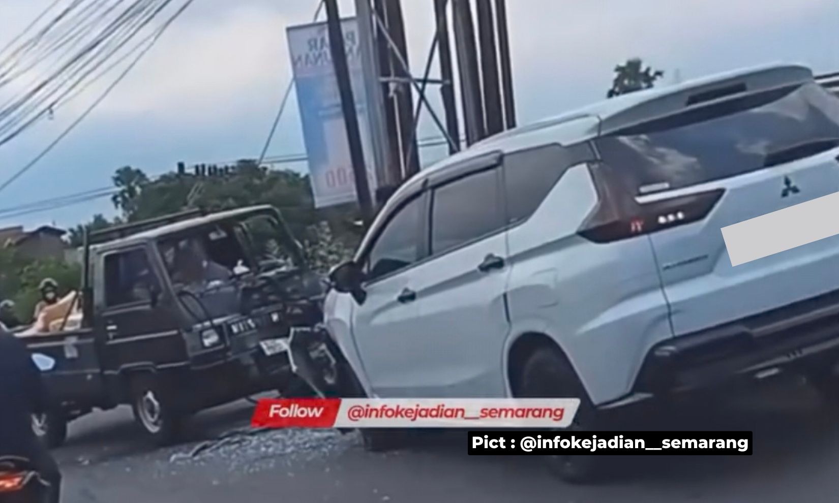 jalan-macet-di-jalan-wolter-monginsidi-imbas-banjir-kaligawe-dua-mobil-adu-banteng-di-jembatan-flyover-bangetayu-siang-ini