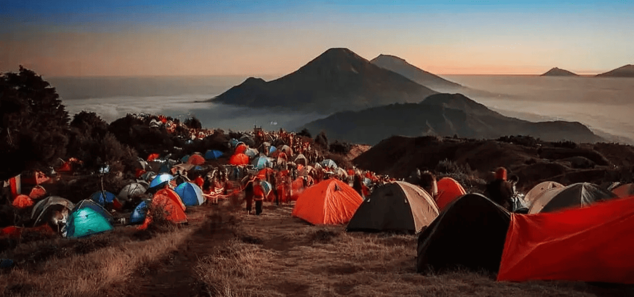menikmati-keindahan-alam-di-puncak-gunung-prau-spot-camping-favorit-di-dieng