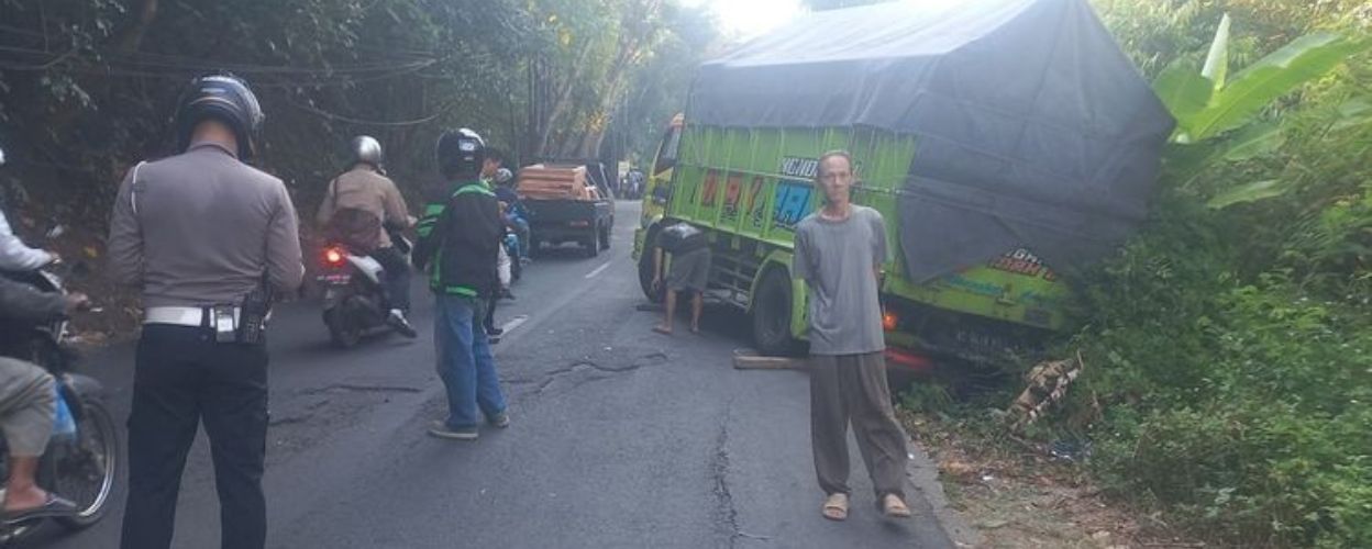 truk-muatan-beras-tak-kuat-menanjak-mundur-dan-hantam-3-kendaraan-di-dekat-unika-semarang