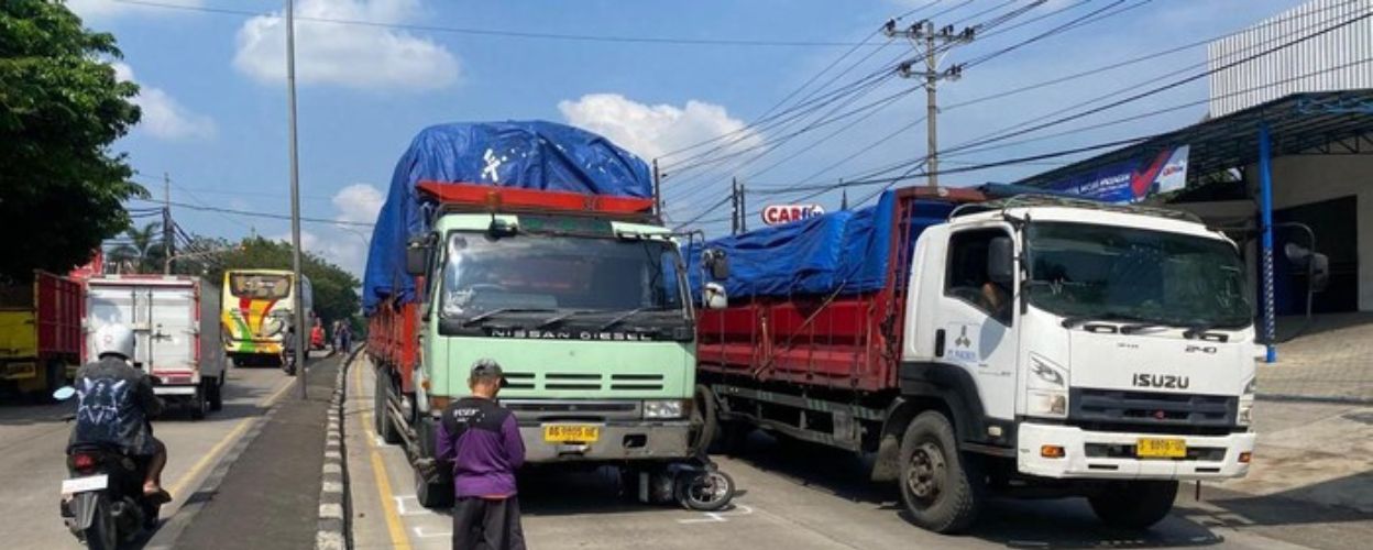gagal-nyalip-seorang-mahasiswa-unnes-tewas-tertabrak-truk-di-mangkang-semarang