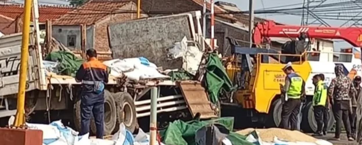 kecelakaan-truk-muat-kedelai-tertemper-ka-harina-diduga-penjaga-perlintasan-telat-turunkan-palang-pintu