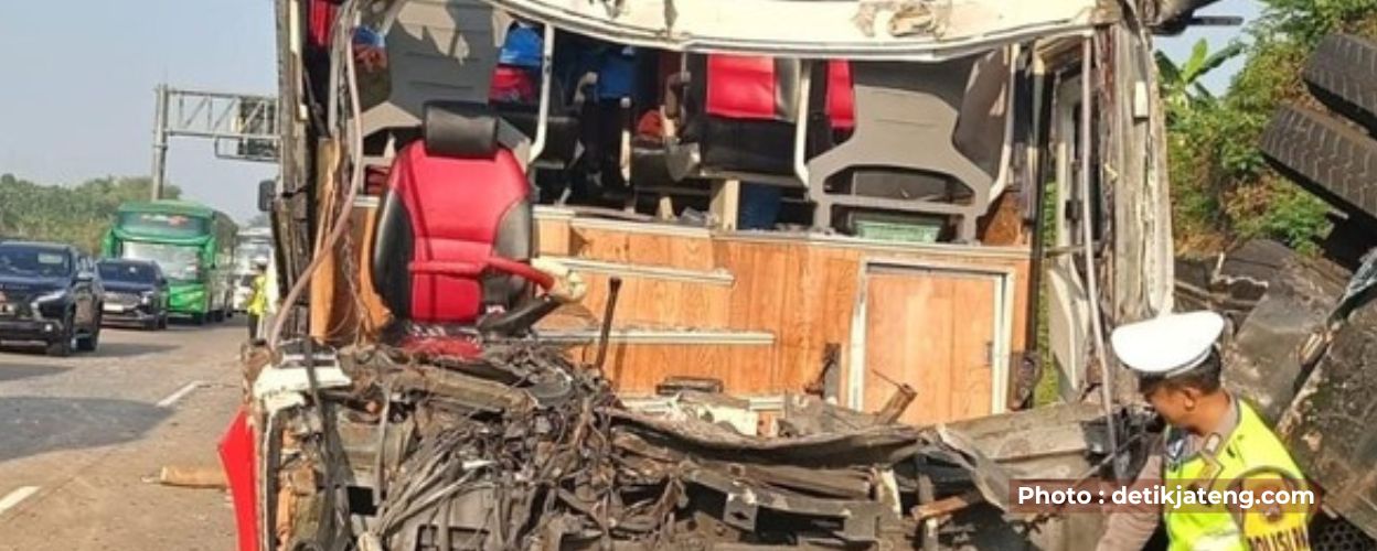 sopir-bus-po-harapan-jaya-terjepit-usai-menabrak-truk-di-tol-batang-semarang-jalur-a-km-347