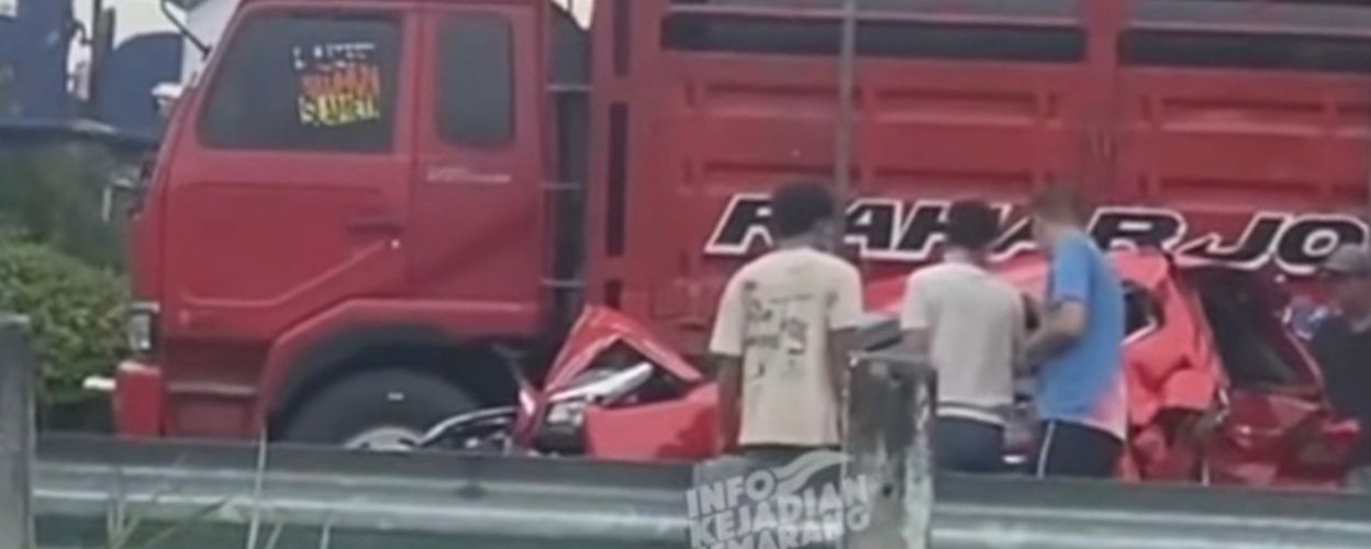 kecelakaan-sopir-truk-meleng-truk-sundul-mobil-minibus-di-exit-tol-krapyak