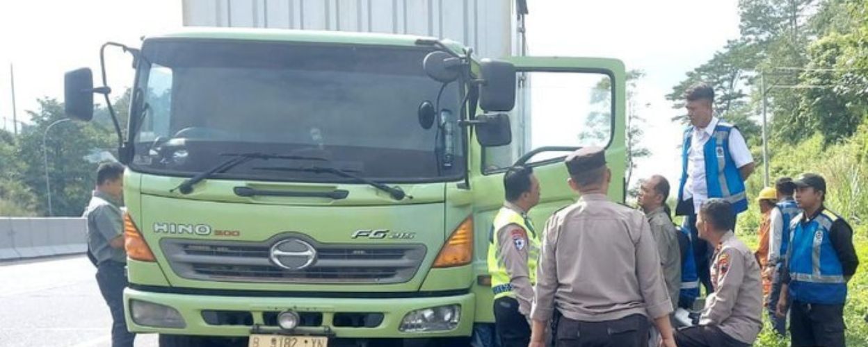 seorang-sopir-truk-ditemukan-tewas-gantung-diri-di-tol-semarang