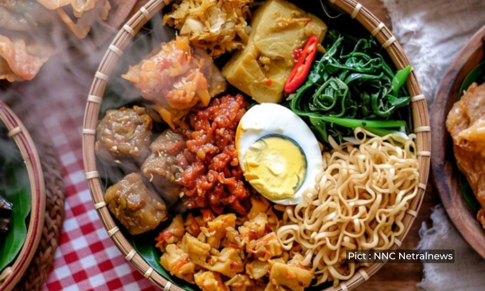 nggak-sekedar-bagi-makan-ini-filosofi-rezeki-mengalir-di-balik-tradisi-ater-ater-yang-masih-eksis-di-semarang