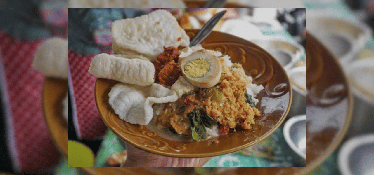 kuah-kelapa-menggoda-di-tengah-sajian-sego-cawuk-dari-rembang