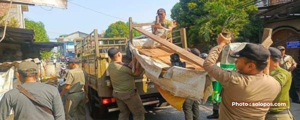 puluhan-pedagang-di-pasar-genuk-ditertibkan-ganggu-lalin-dan-retribusi-pasar