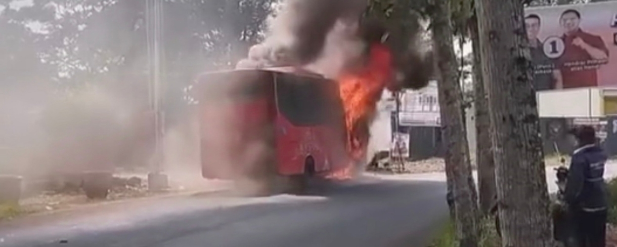 bus-trans-semarang-terbakar-di-gunungpati-diduga-korsleting-kelistrikan-bus