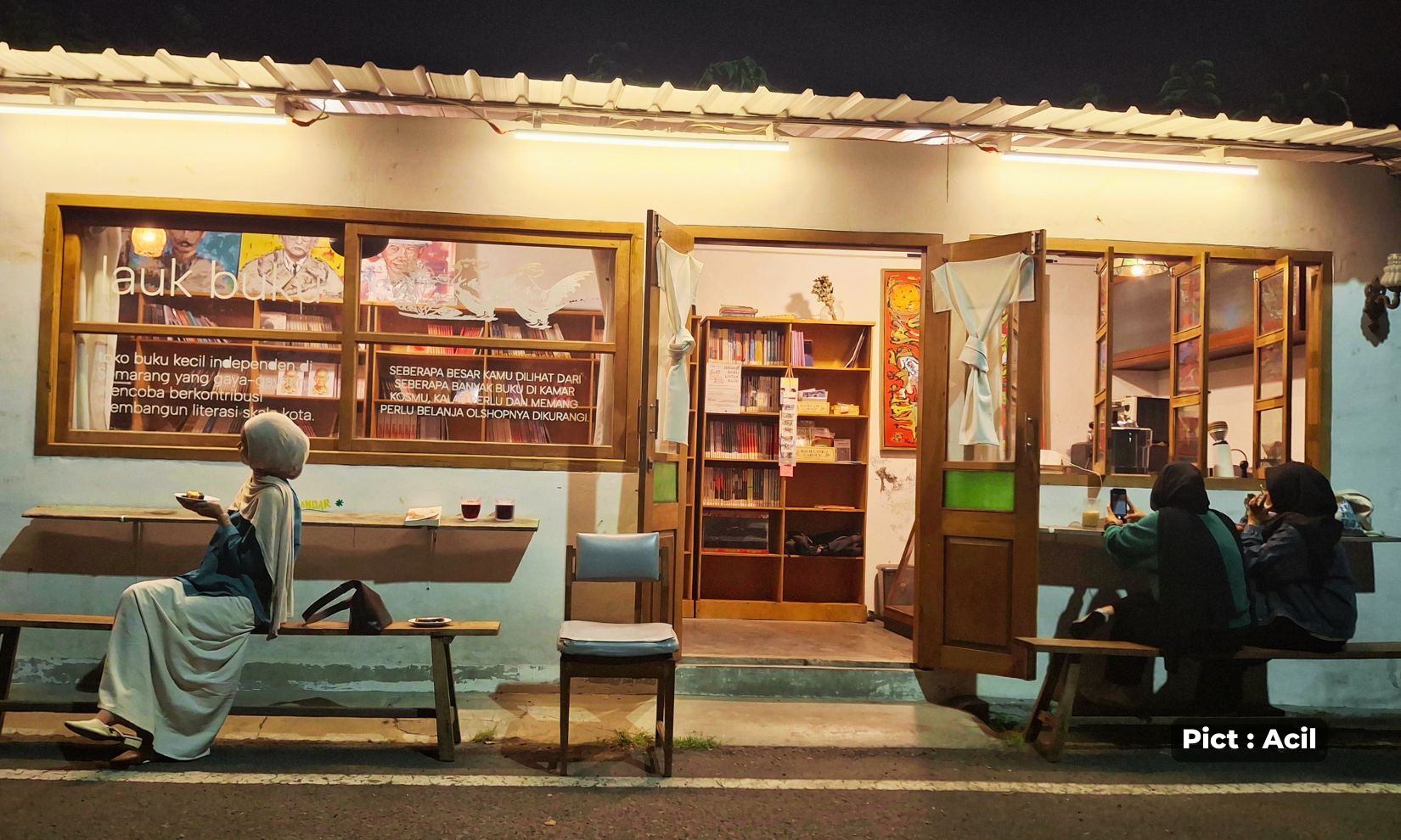 moenasiah-short-escape-pecinta-literasi-ngopi-slow-bar-sambil-baca-buku-di-semarang