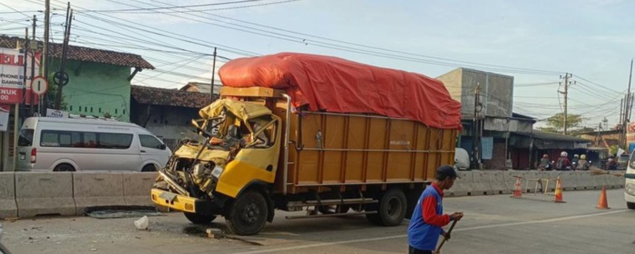 diduga-gagal-nyalip-pengemudi-truk-terjepit-usai-tabrak-kendaraan-di-depannya-di-pantura-genuk