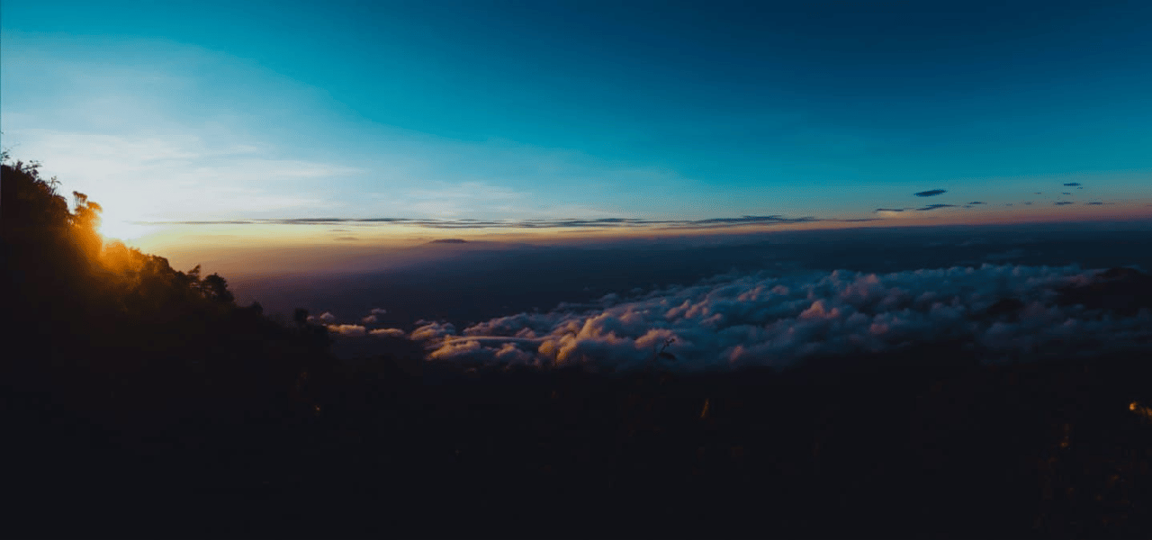 menikmati-pemandangan-alam-dari-puncak-gunung-lawu