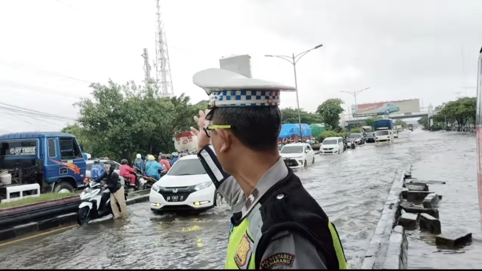 pantura-semarang-banjir-akibat-hujan-deras-semalaman-arus-lalu-lintas-tersendat