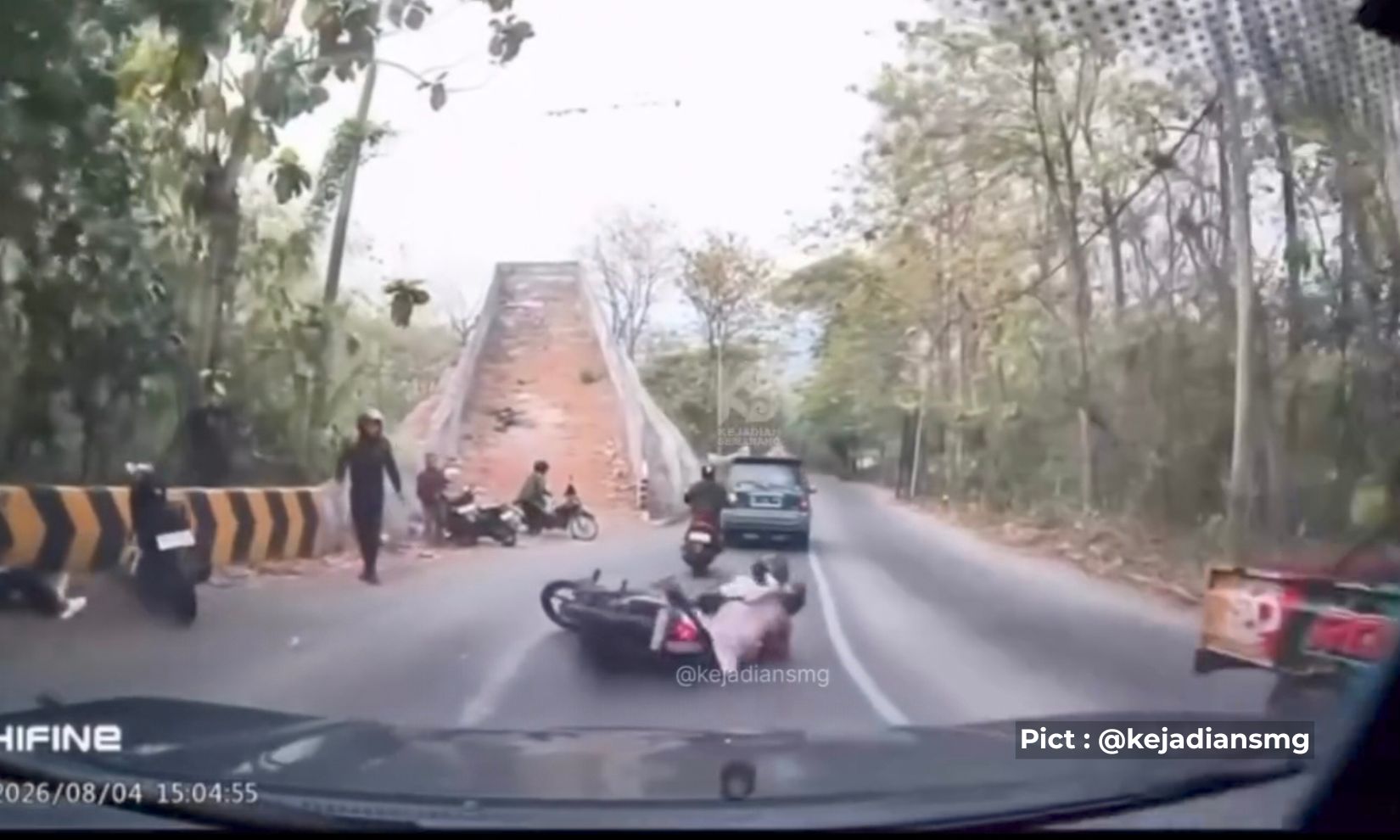 awas-lur-ada-tumpahan-cairan-diduga-solar-oli-di-turunan-sigar-bencah-sejumlah-pengendara-motor-terjatuh