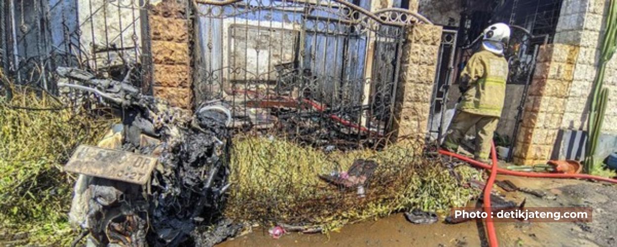 sebuah-rumah-dan-3-sepeda-motor-terbakar-di-sambiroto-semarang-kerugian-capai-rp-150-juta