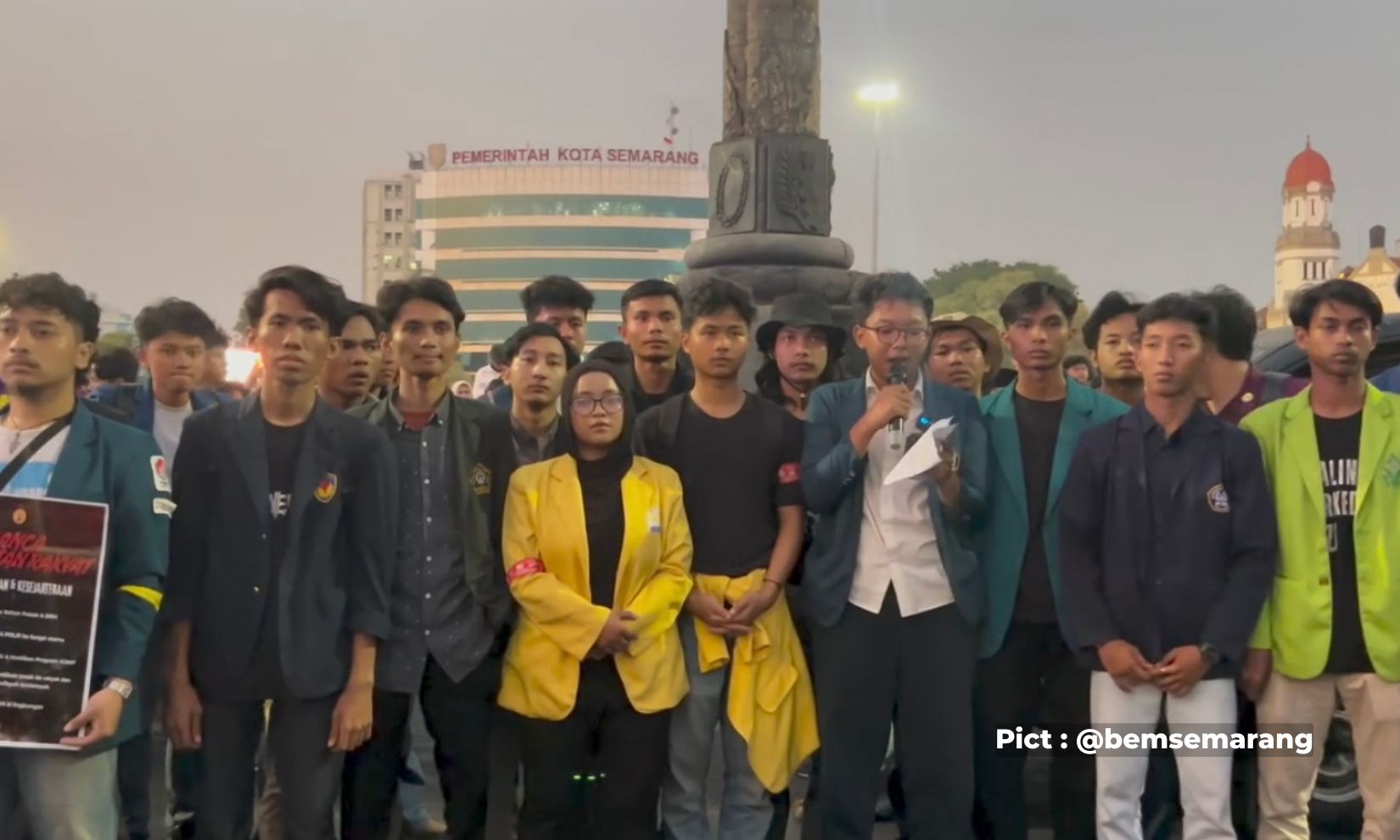 ribuan-mahasiswa-aliansi-bem-semarang-raya-suarakan-lima-tuntutan-rakyat-di-tugu-muda