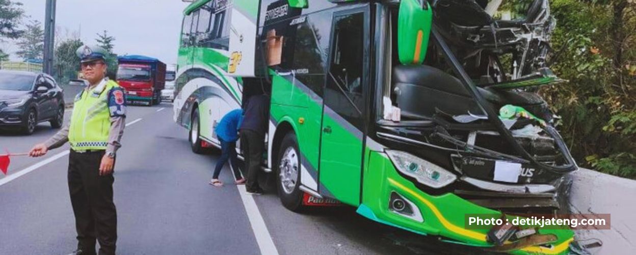 bus-studi-banding-siswa-smk-purworejo-kecelakaan-di-tol-semarang-3-orang-luka-ringan