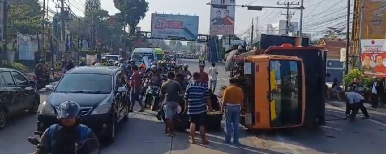 truk-muat-pasir-terguling-di-undaris-jalan-diponegoro-kabupaten-semarang