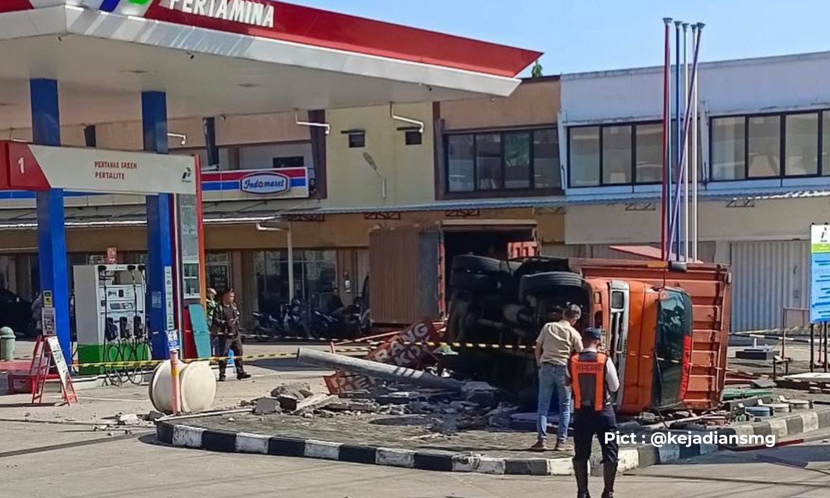 diduga-tak-kuat-nanjak-truk-box-muatan-paket-terguling-di-spbu-silayur-ngaliyan-kota-semarang