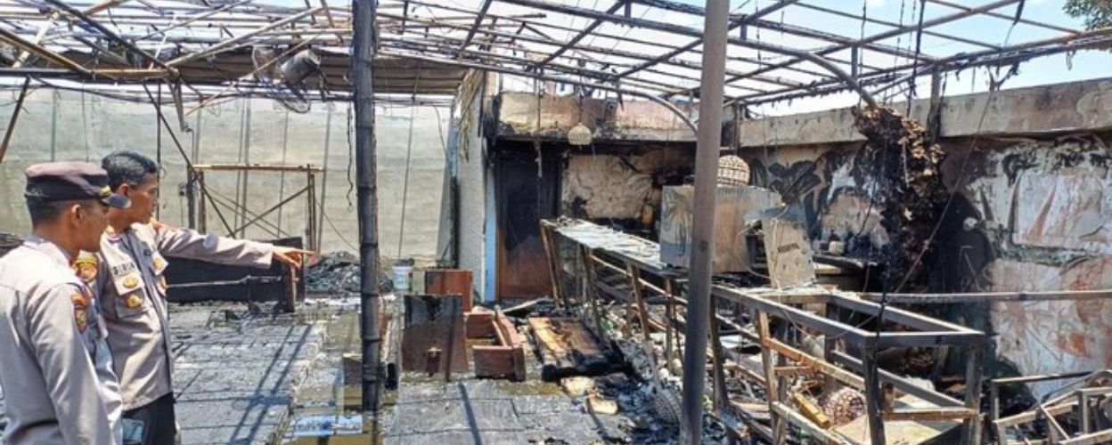 cafe-over-o-di-ungaran-terbakar-diduga-korsleting-listrik-audio