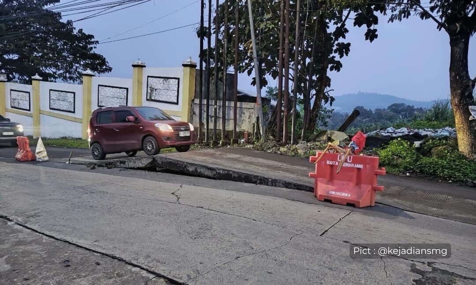 dalane-njepat-lur-ruas-jalan-di-jatibarang-rusak-lagi-hati-hati-bagi-warga-yang-melintas