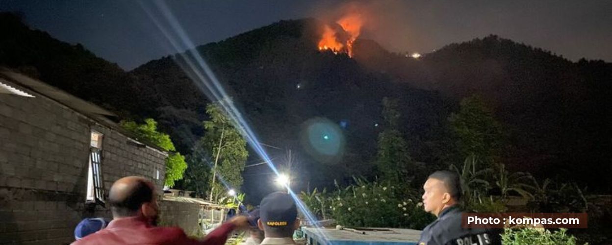 lereng-gunung-telomoyo-di-wilayah-kabupaten-semarang-terbakar