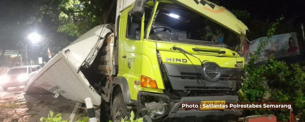 truk-tabrak-pagar-kantor-kelurahan-banyumanik-diduga-rem-blong