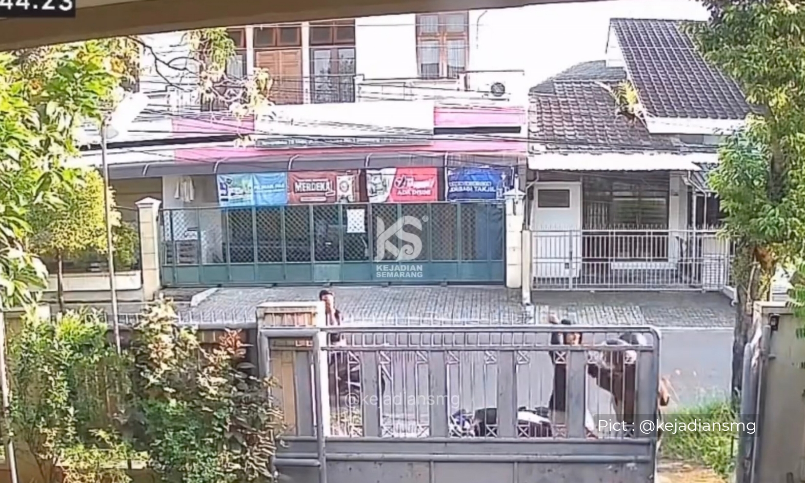 seorang-wanita-menderita-17-jahitan-saat-berusaha-selamatkan-temannya-dari-begal-di-depan-rumah