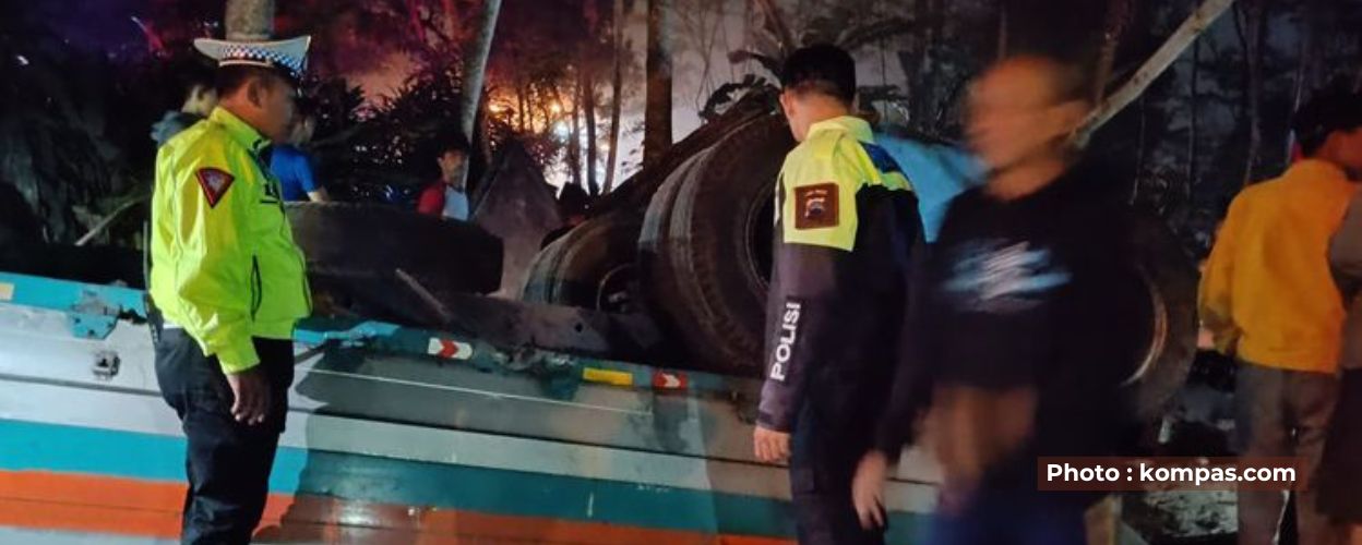 muatan-cairan-infus-berserakan-truk-diduga-alami-rem-blong-di-jalan-lingkar-salatiga