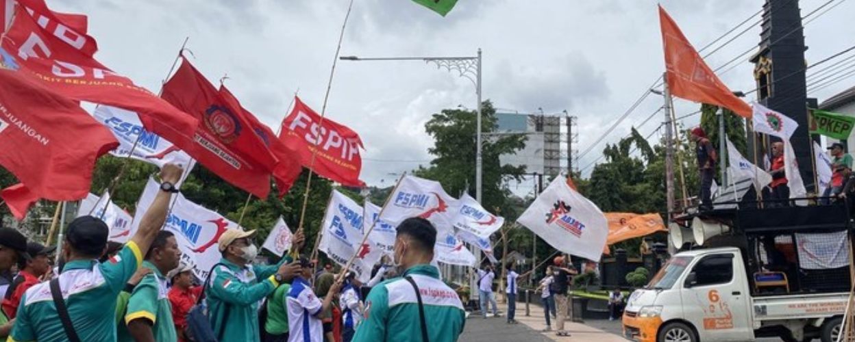 massa-buruh-demo-di-depan-kantor-gubernur-jateng-tuntut-penetapan-umsp